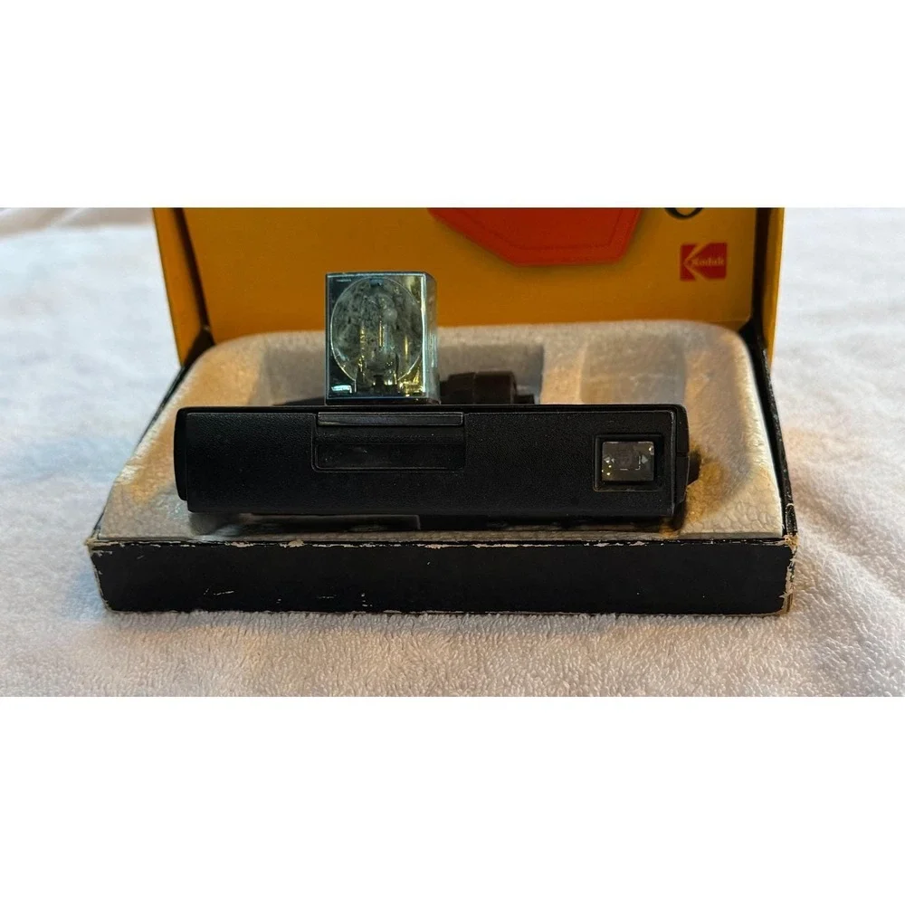 Kodak pocket‎ Instamatic 20 with box